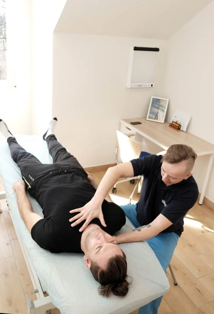 Fizjoterapeuta prowadzi terapię oddechową pacjenta w NZOZ Provita