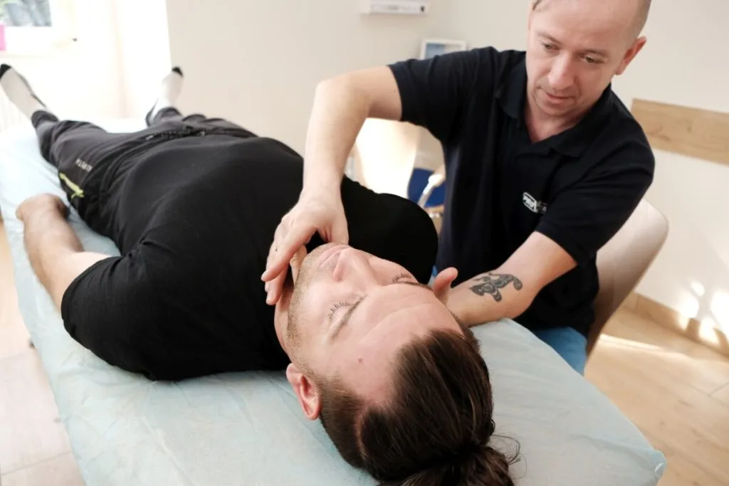Fizjoterapeuta pracuje z torem oddechowym pacjenta
